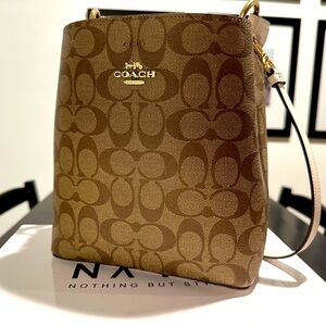 BEAUTIFUL Coach bucket bag! Close to brand new